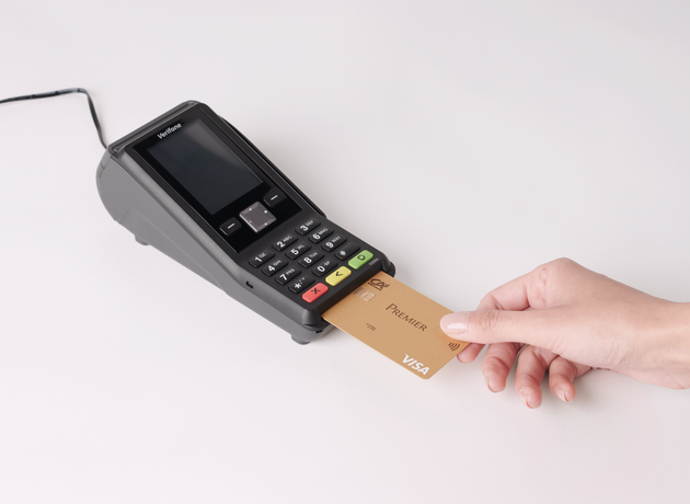 Terminal de paiement avec fil et avec main insérant une carte gold