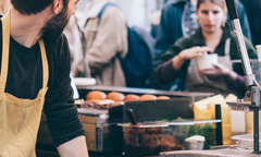 Cuisinier au restaurant, serveuse avec des tickets restaurant