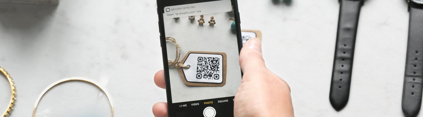 Image d'un smartphone scannant le QR Code d'un produit dans un magasin