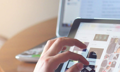 Femme sélectionnant un produit sur son Ipad
