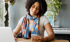 Femme commerçante regardant son smartphone